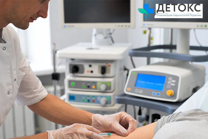 Пациент получает укол для избавления от никотиновой зависимости в клинике